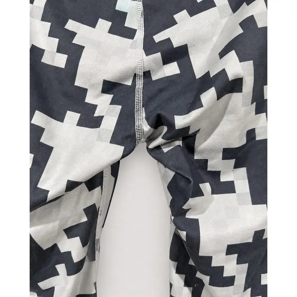 ALO‎ Yoga Airbrush Pixel Leggings Women Small Gray Pink Camo Pilates 29 Inseam